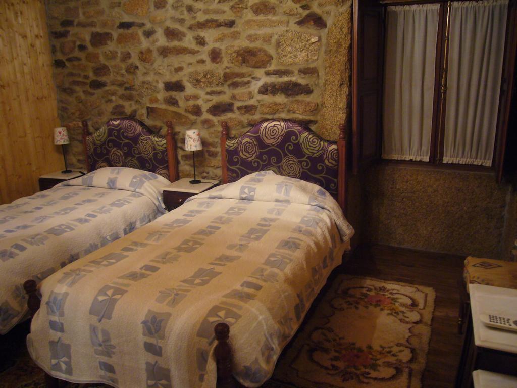 Casa Do Monge Guest House Leomil Ruang foto